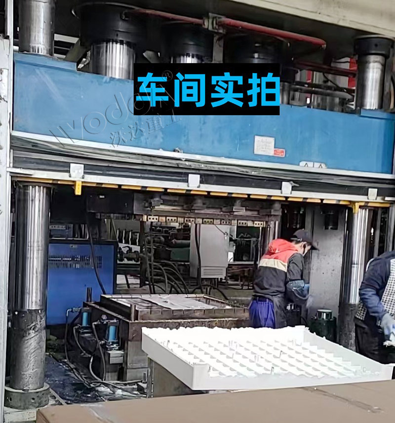 2000噸玻璃鋼淋浴房底座成型液壓機現(xiàn)場